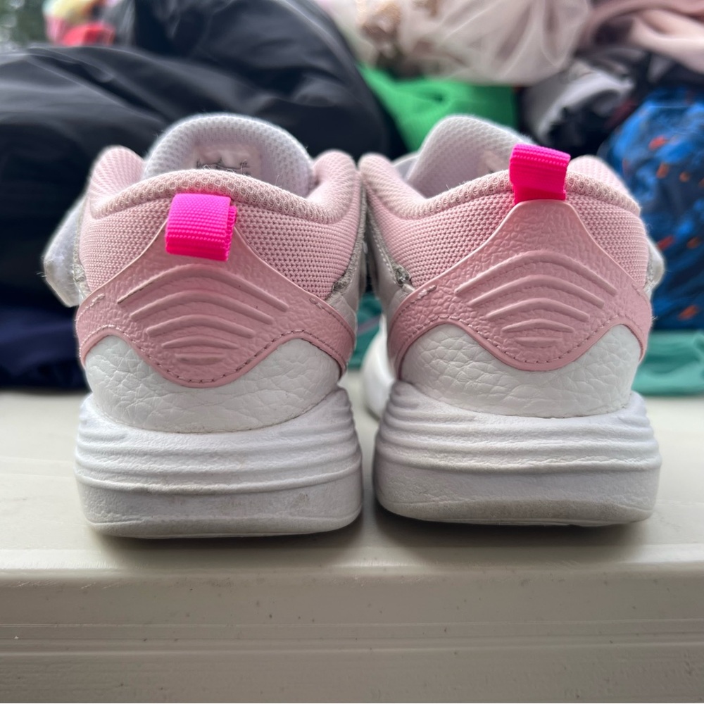 Jordan Max Aura 5 Fund kids size 10 White Pink Girls - Picture 2 of 8